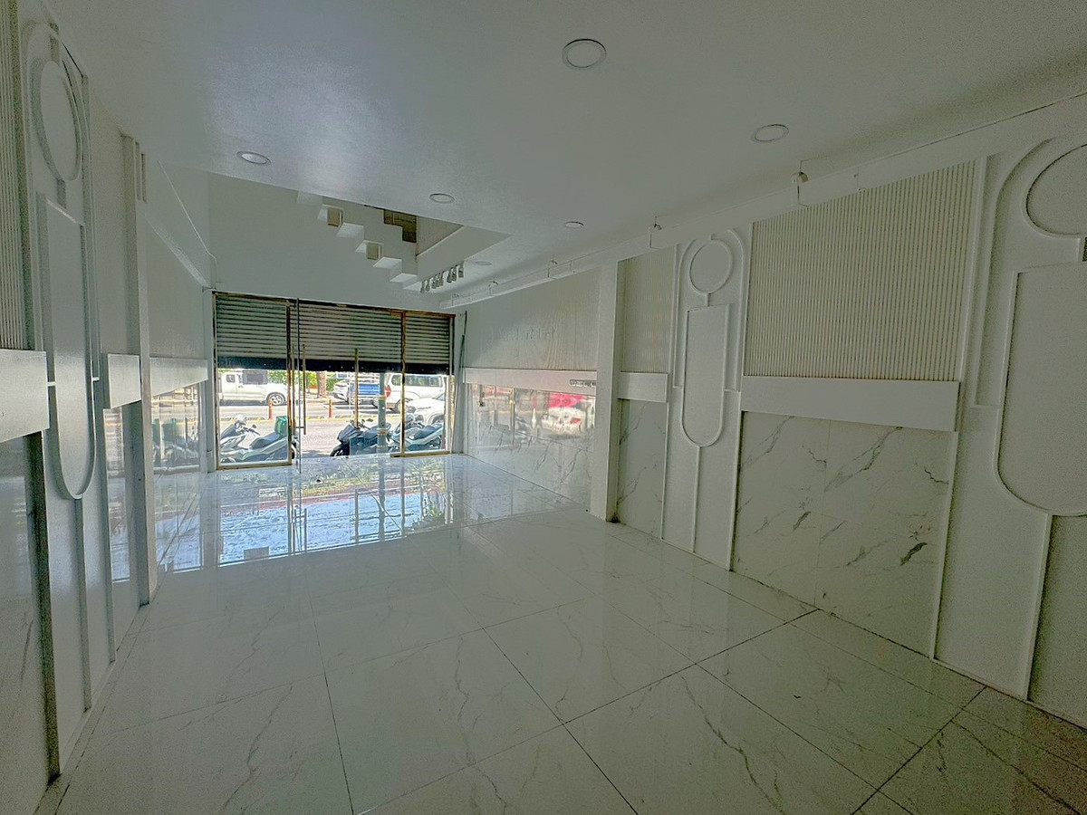 For RentShop HouseSukhumvit, Asoke, Thonglor : Commercial building in good condition, Thonglor ** NO CO-AGENT **