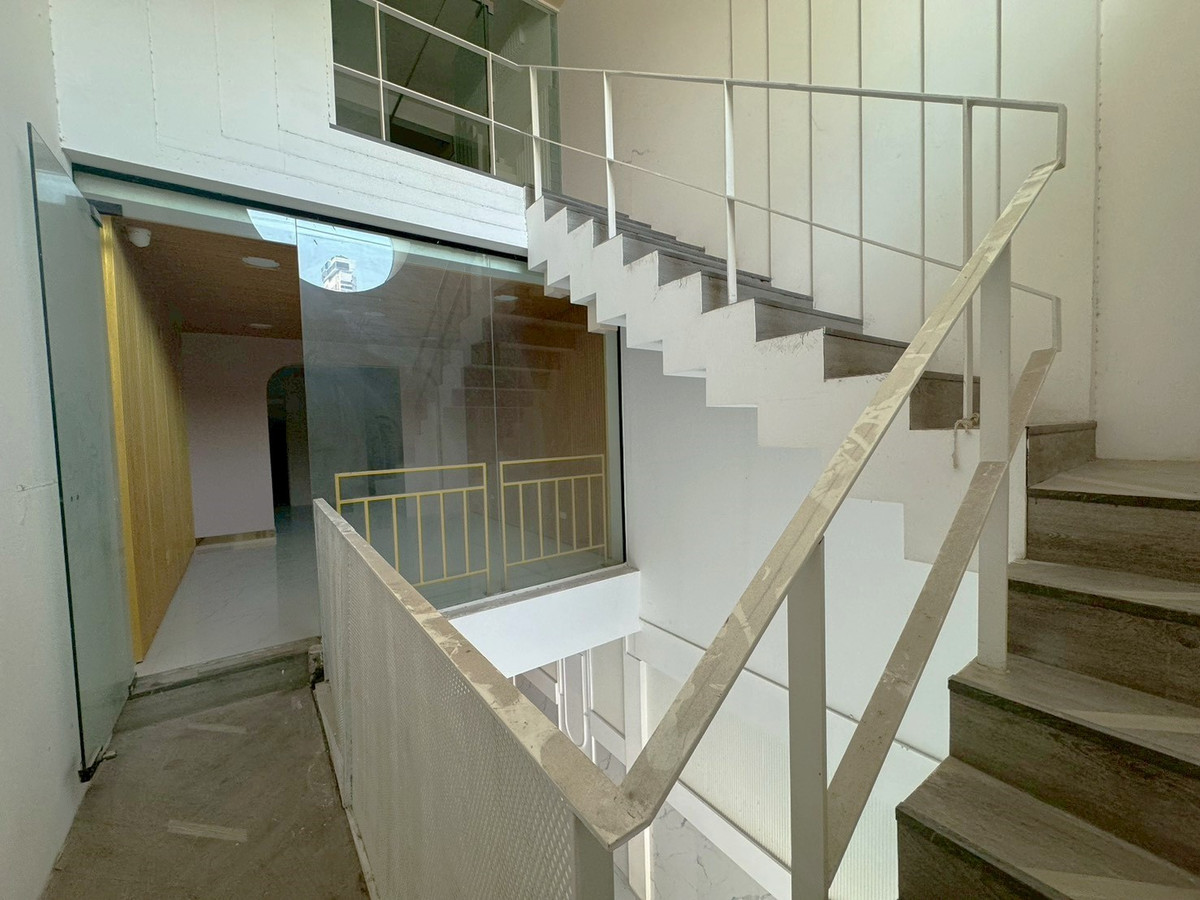 For RentShop HouseSukhumvit, Asoke, Thonglor : Commercial building in good condition, Thonglor ** NO CO-AGENT **