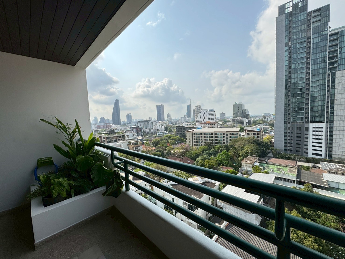 For RentSukhumvit, Asoke, Thonglor : 💥Newly renovated apartment, 4 bedrooms, balcony all around, Phrom Phong ** NO CO-AGENT **