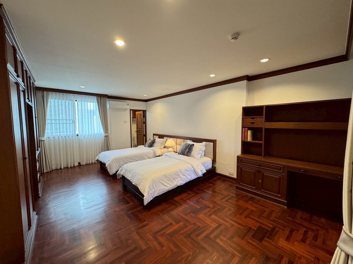 For RentSukhumvit, Asoke, Thonglor : 💥Newly renovated apartment, 4 bedrooms, balcony all around, Phrom Phong ** NO CO-AGENT **