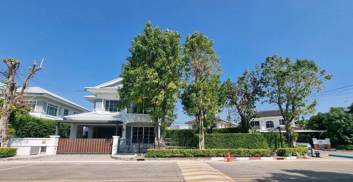 For RentHouseNonthaburi, Bang Yai, Bangbuathong : Single house for rent Next to Ratchaphruek Road 
, Manthana Ratchaphruek Village, corner house, in front of the garden, good location, house ready to move in.