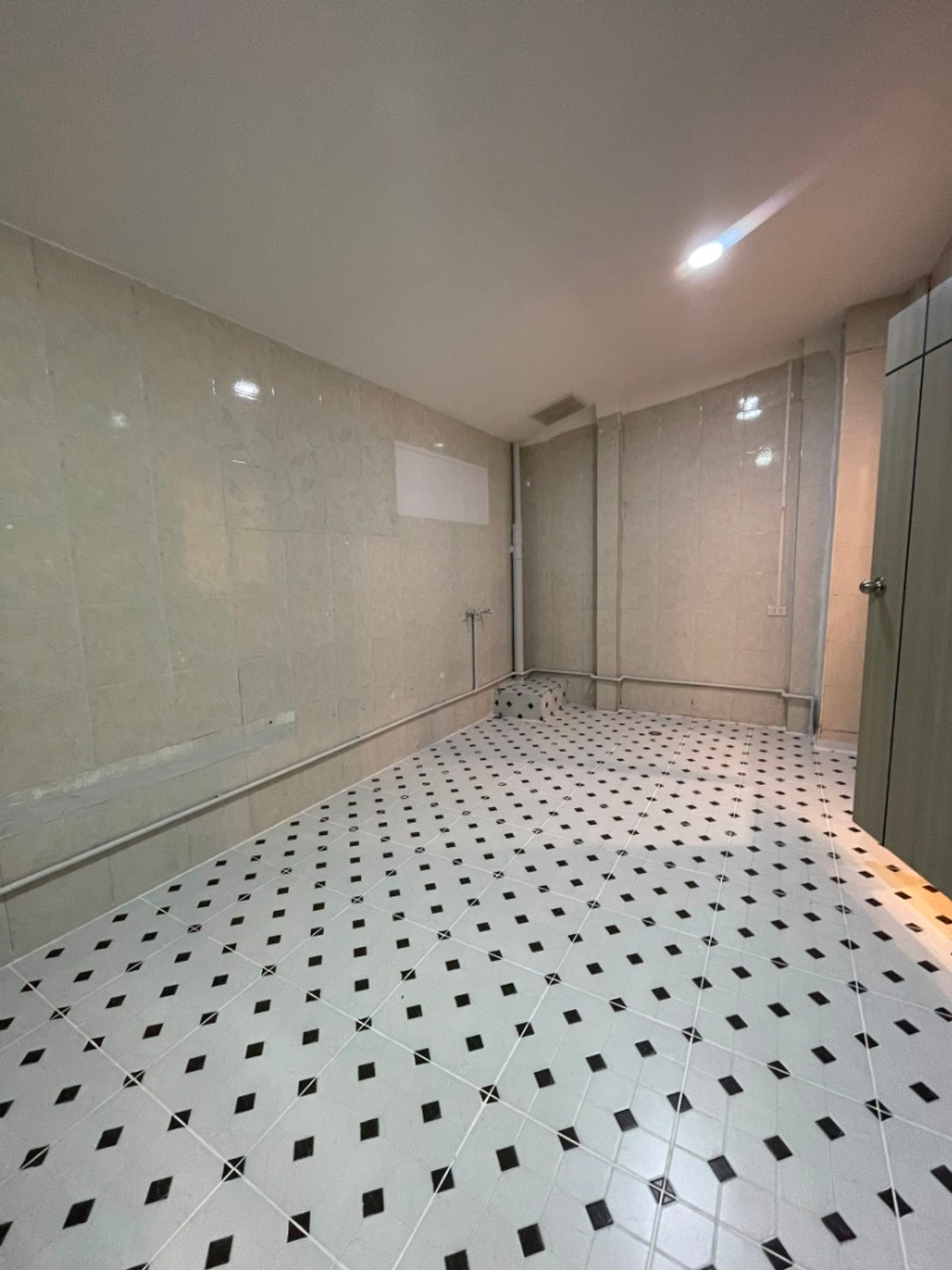 For RentShop HousePattanakan, Srinakarin : 🏢 3-Storey Commercial Building for Rent | On Krungthep Kreetha Road, Soi 7 | 5 Bedrooms Rent 50,000 THB/month 📞 065-626-5636 (Kie)