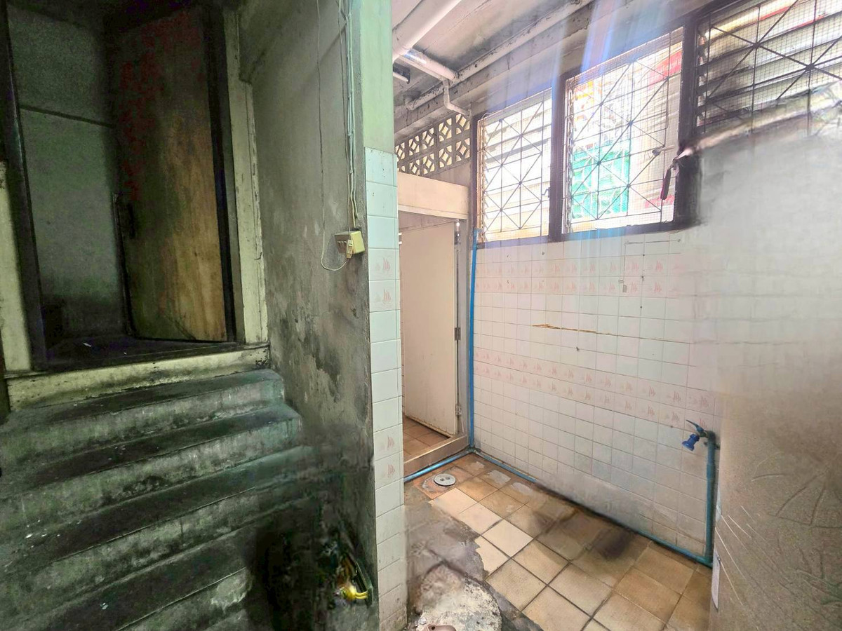 ขายอาคารพาณิชย์สุขุมวิท อโศก ทองหล่อ : ขายอาคารพาณิชย์ 2.5 ชั้น ซอยปรีดีพนมยงค์ 2 ทำเลดี ใจกลางแหล่งธุรกิจ ใกล้ BTS พระโขนง (N.2016)