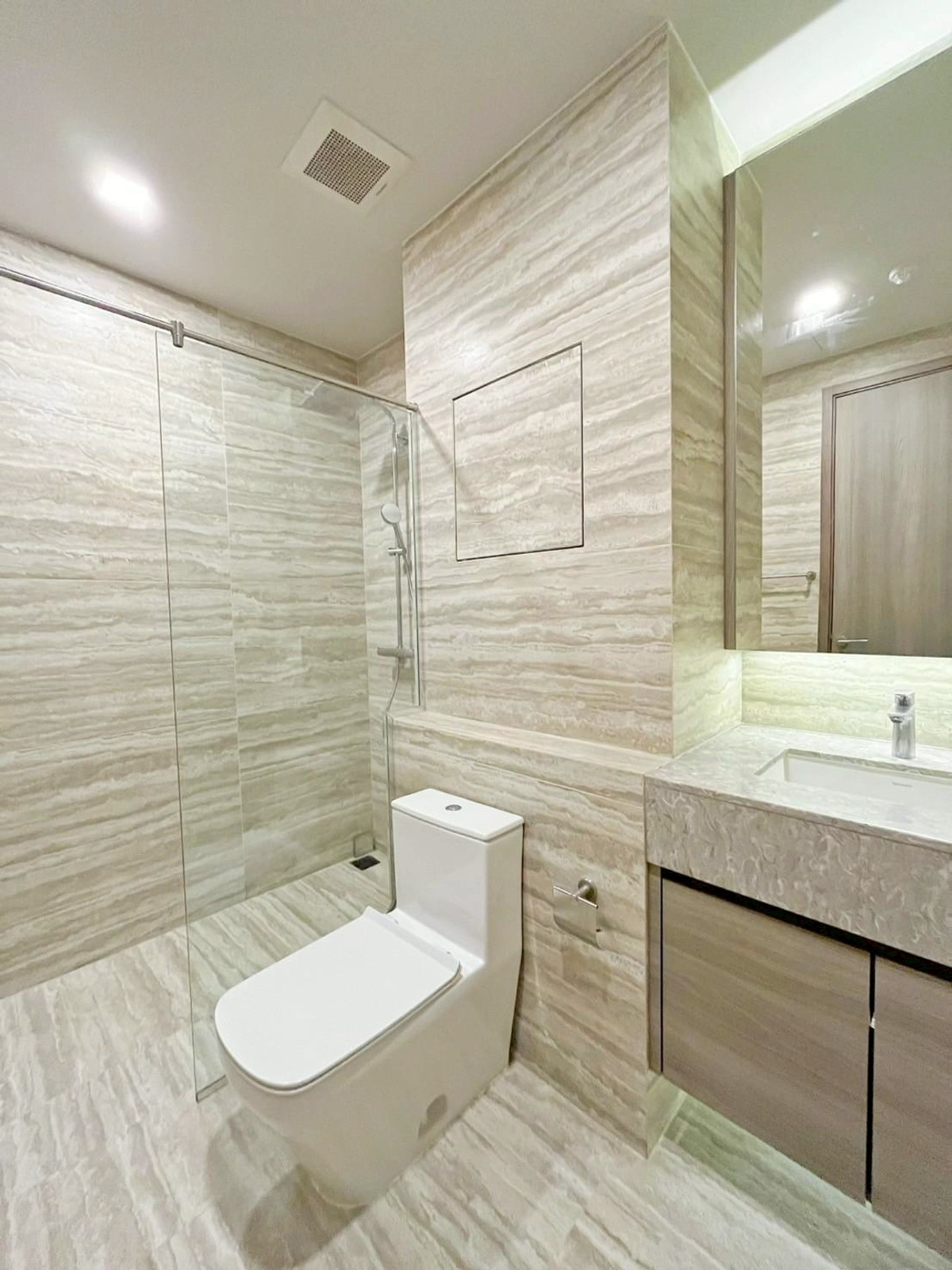 For SaleCondoSukhumvit, Asoke, Thonglor : ✨ GT16010 | Condo ready for sale at Celes Asoke, convenient travel, near BTS, there is a shuttle, beautifully decorated room, fully furnished, ready to move in!!