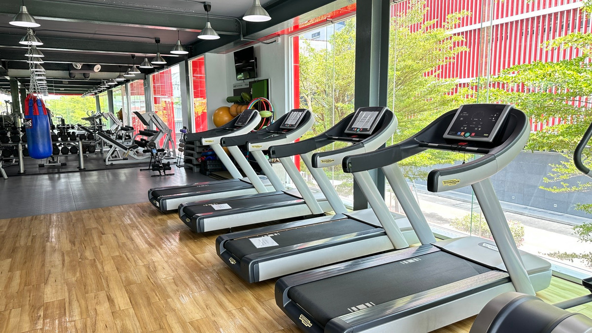 For RentShowroomPattanakan, Srinakarin : Fitness Building 3 floors + Rooftop Futsal, rent only 270,000 baht.