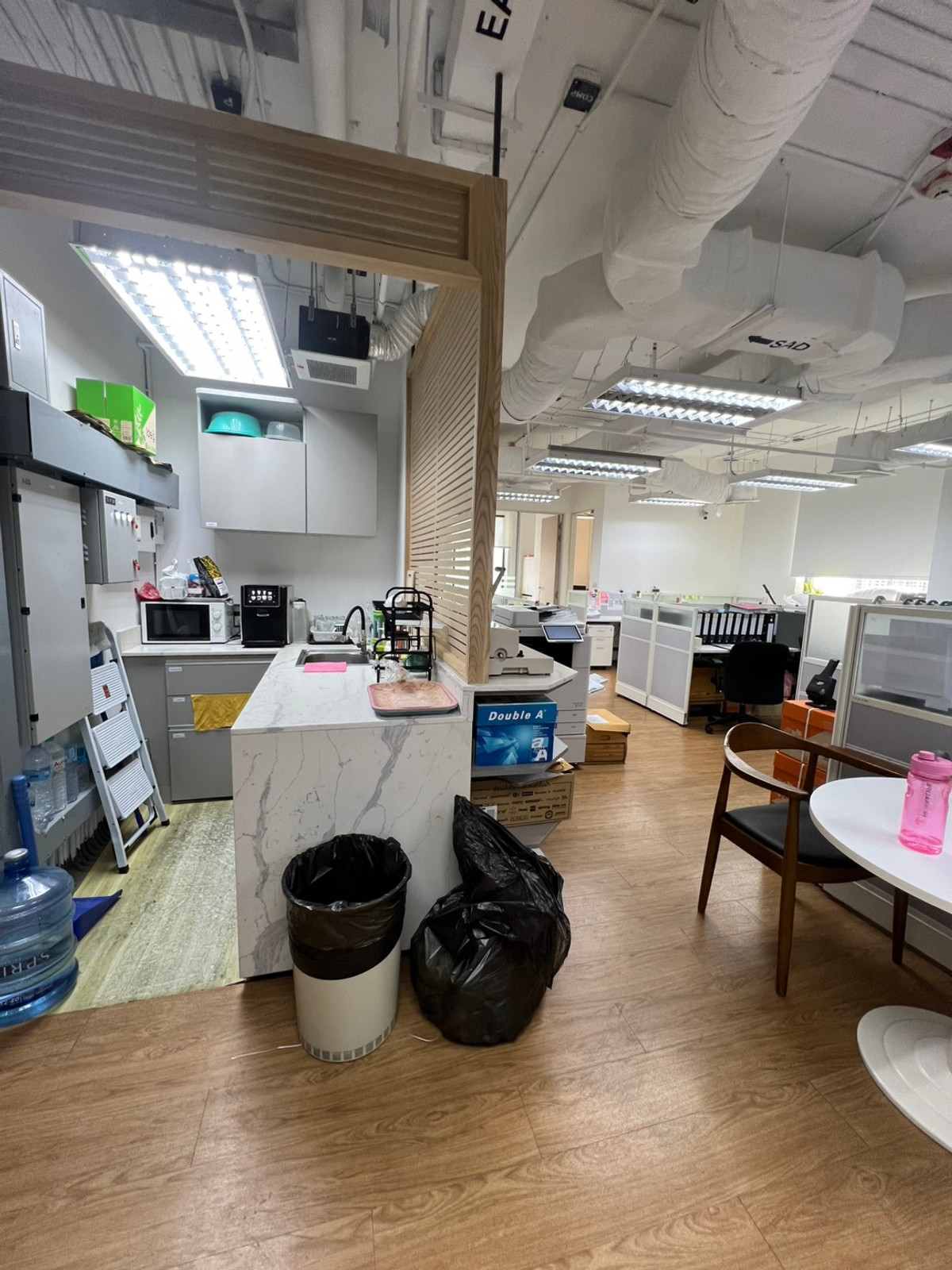 For RentOfficeWongwianyai, Charoennakor : Office for rent near ICON SIAM, next to BTS Charoen Nakhon, very convenient to travel ⛳️ FREE office procurement service, BTS/MRT style, every LOCATIONS starting from 1-50 people.