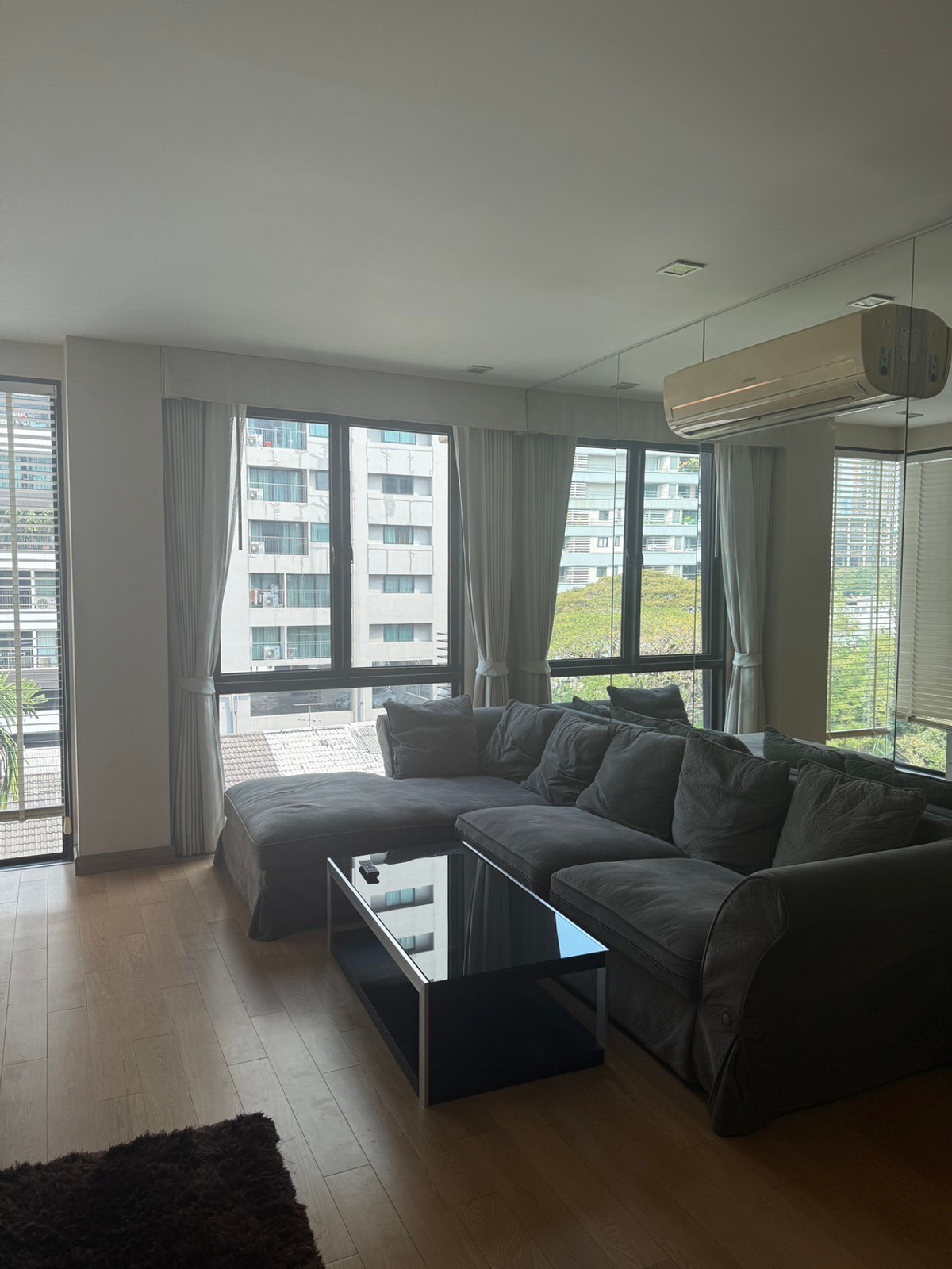 ให้เช่าคอนโดวิทยุ ชิดลม หลังสวน : ใหเช่า O2 Hip ใกล้ BTS เพลินจิต ห้องกว้างอยู่สบาย 64 ตร.ม. เฟอร์ครบ พร้อมเข้าอยู่ทันที