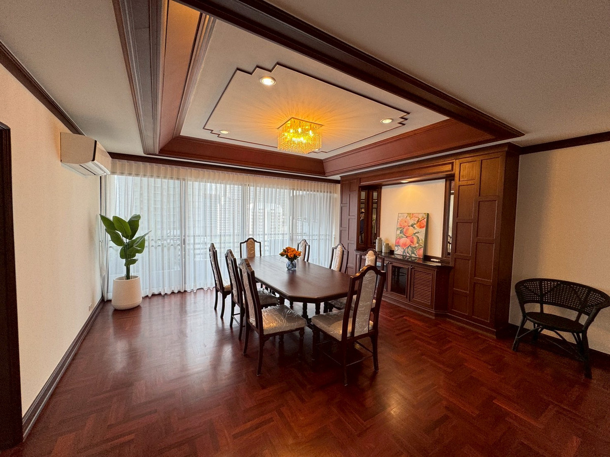 For RentSukhumvit, Asoke, Thonglor : 💥Newly renovated apartment, 4 bedrooms, balcony all around, Phrom Phong ** NO CO-AGENT **