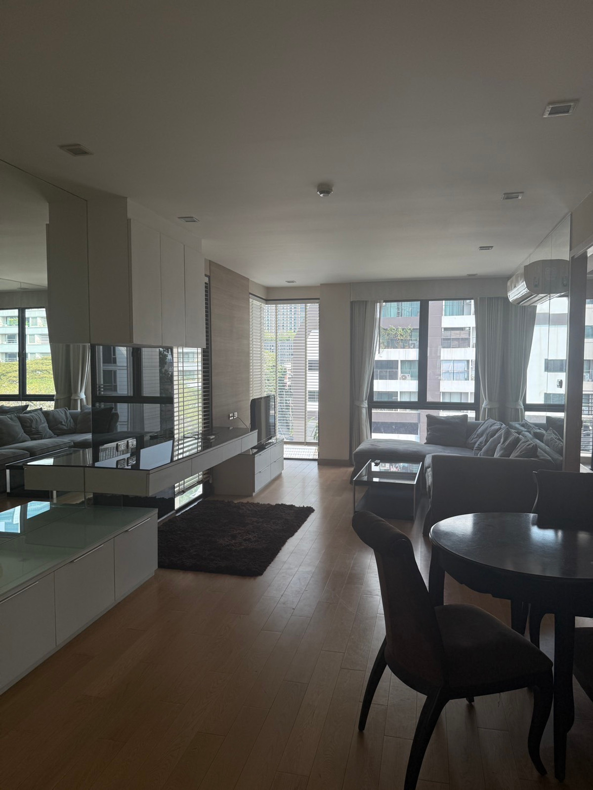 ให้เช่าคอนโดวิทยุ ชิดลม หลังสวน : ใหเช่า O2 Hip ใกล้ BTS เพลินจิต ห้องกว้างอยู่สบาย 64 ตร.ม. เฟอร์ครบ พร้อมเข้าอยู่ทันที