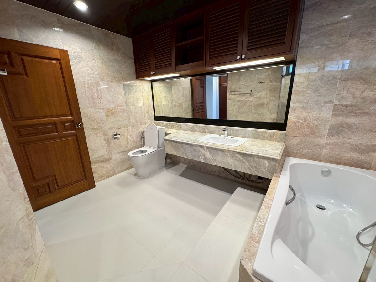 For RentSukhumvit, Asoke, Thonglor : 💥Newly renovated apartment, 4 bedrooms, balcony all around, Phrom Phong ** NO CO-AGENT **