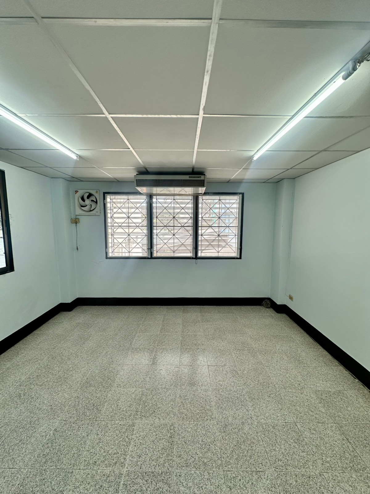 For RentShop HouseSamut Prakan,Samrong : Commercial building for rent, 6 floors, Samrong Nuea, near BTS Samrong, only 110 meters, good commercial location.