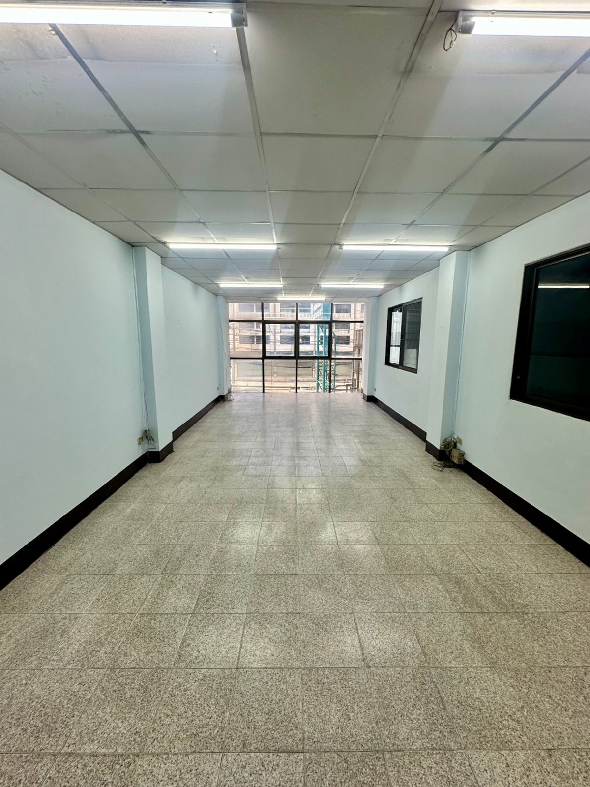 For RentShop HouseSamut Prakan,Samrong : Commercial building for rent, 6 floors, Samrong Nuea, near BTS Samrong, only 110 meters, good commercial location.