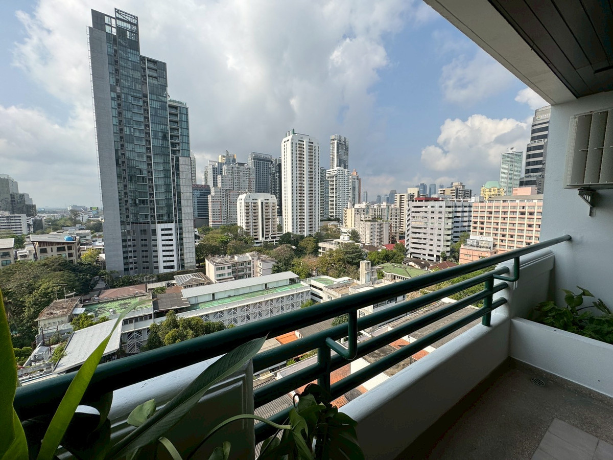 For RentSukhumvit, Asoke, Thonglor : 💥Newly renovated apartment, 4 bedrooms, balcony all around, Phrom Phong ** NO CO-AGENT **