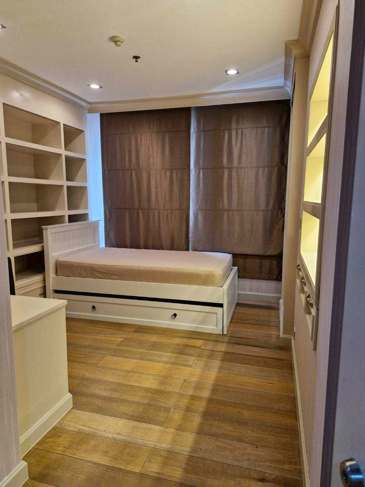 For RentCondoSilom, Saladaeng, Bangrak : FOR RENT - 3 BEDROOM 235 SQ.M- READY TO MOVE IN - CALL NOW 094-641-5974