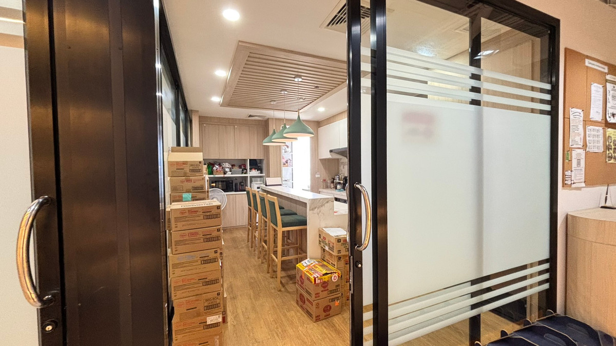For RentOfficeWongwianyai, Charoennakor : Office for rent near ICON SIAM, next to BTS Charoen Nakhon, very convenient to travel ⛳️ FREE office procurement service, BTS/MRT style, every LOCATIONS starting from 1-50 people.