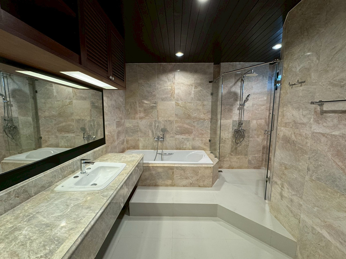 For RentSukhumvit, Asoke, Thonglor : 💥Newly renovated apartment, 4 bedrooms, balcony all around, Phrom Phong ** NO CO-AGENT **