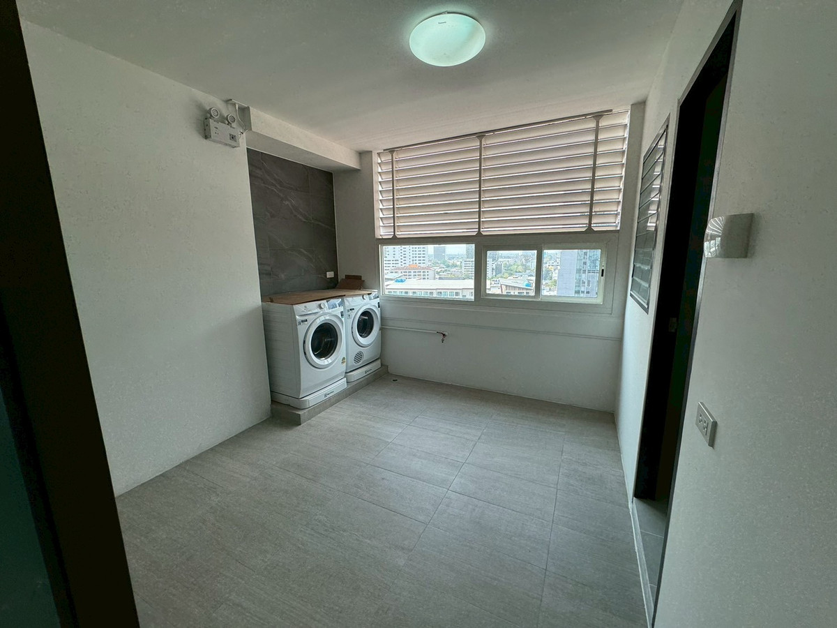 For RentSukhumvit, Asoke, Thonglor : 💥Newly renovated apartment, 4 bedrooms, balcony all around, Phrom Phong ** NO CO-AGENT **