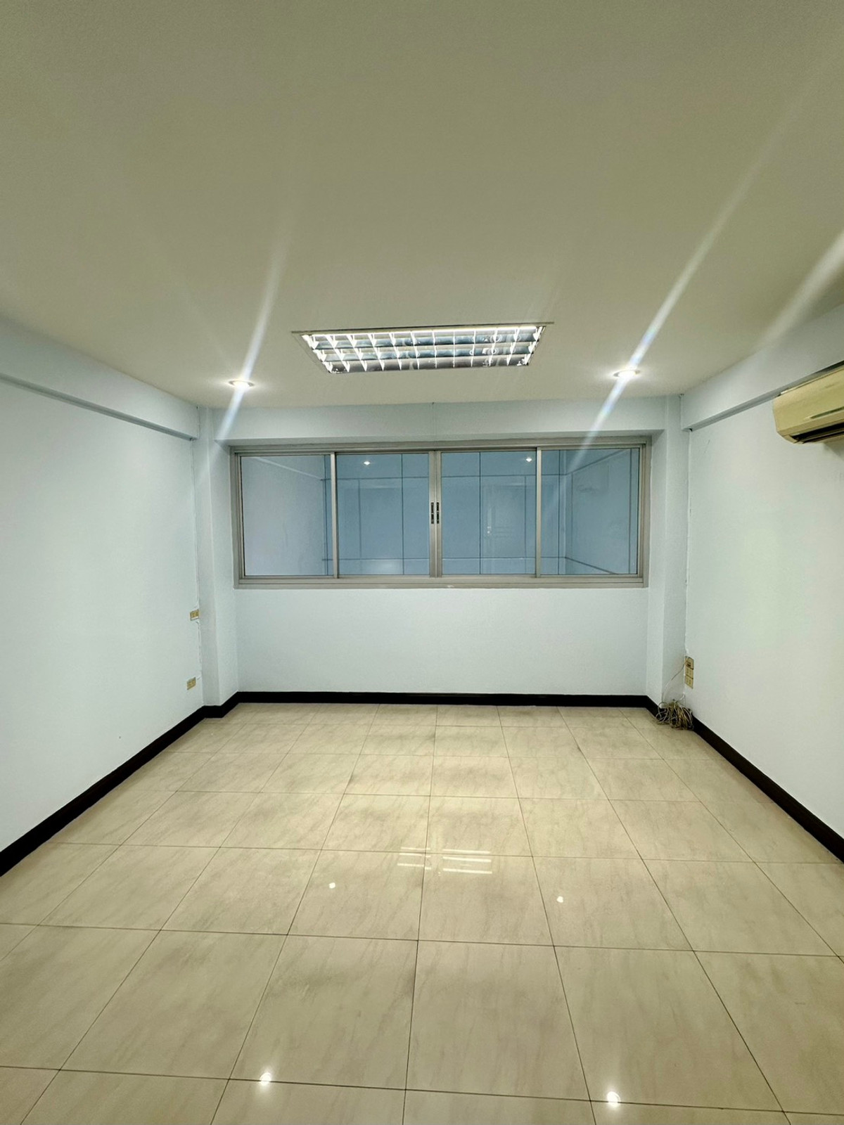 For RentShop HouseSamut Prakan,Samrong : Commercial building for rent, 6 floors, Samrong Nuea, near BTS Samrong, only 110 meters, good commercial location.