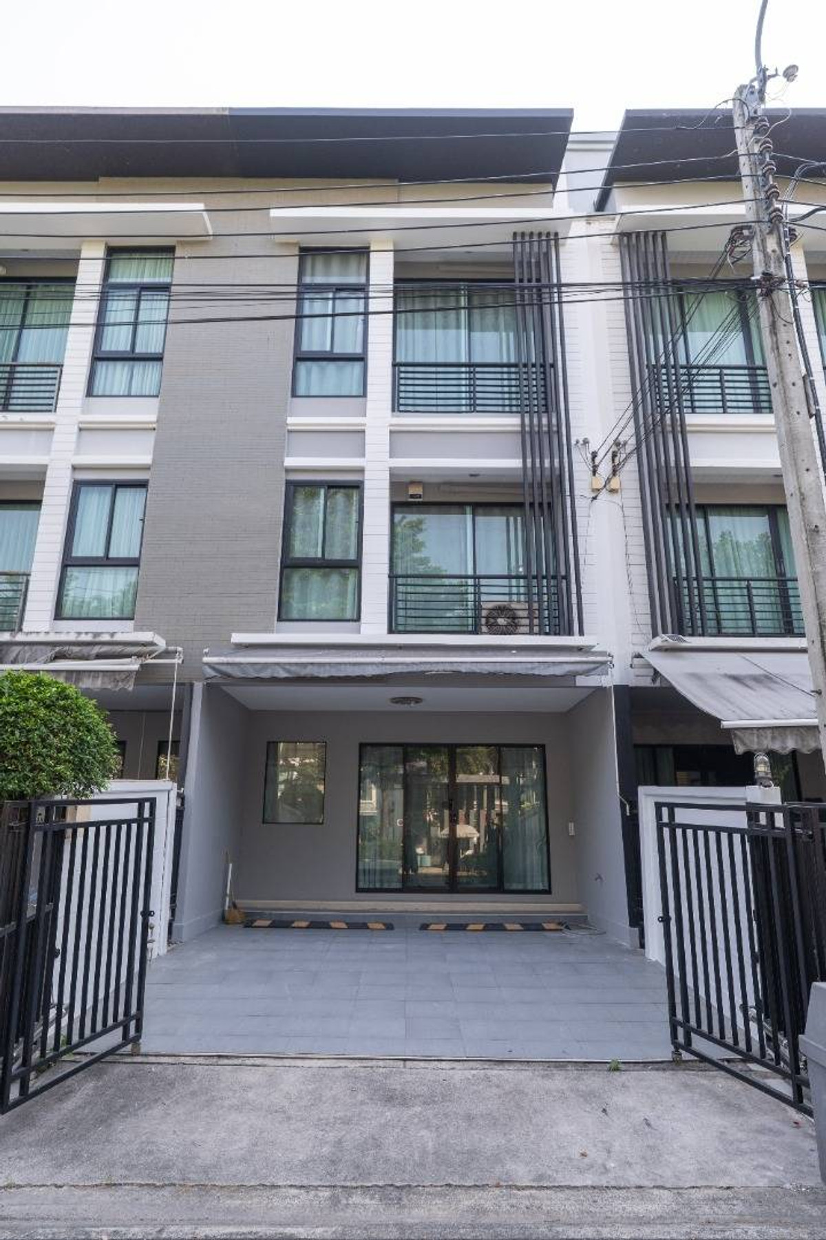 For RentTownhomeRamkhamhaeng, Hua Mak : Townhome for rent Baan Klang Muang Rama 9 - Ramkhamhaeng, near Big C Hua Mak, only 5 minutes.