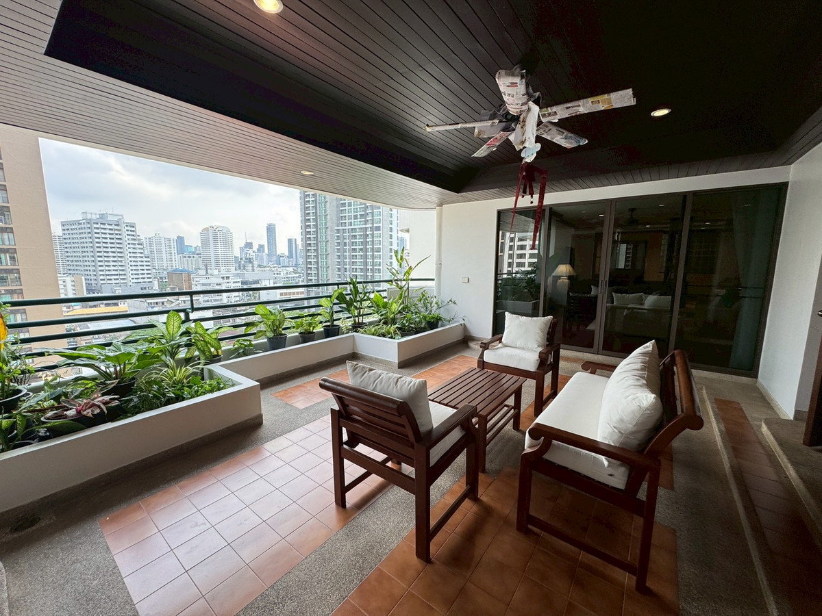 For RentSukhumvit, Asoke, Thonglor : 💥Newly renovated apartment, 4 bedrooms, balcony all around, Phrom Phong ** NO CO-AGENT **