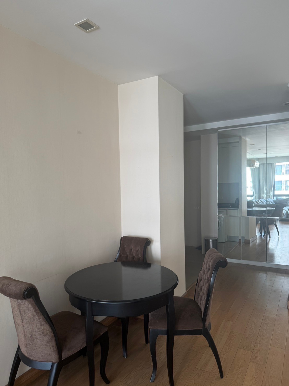 ให้เช่าคอนโดวิทยุ ชิดลม หลังสวน : ใหเช่า O2 Hip ใกล้ BTS เพลินจิต ห้องกว้างอยู่สบาย 64 ตร.ม. เฟอร์ครบ พร้อมเข้าอยู่ทันที