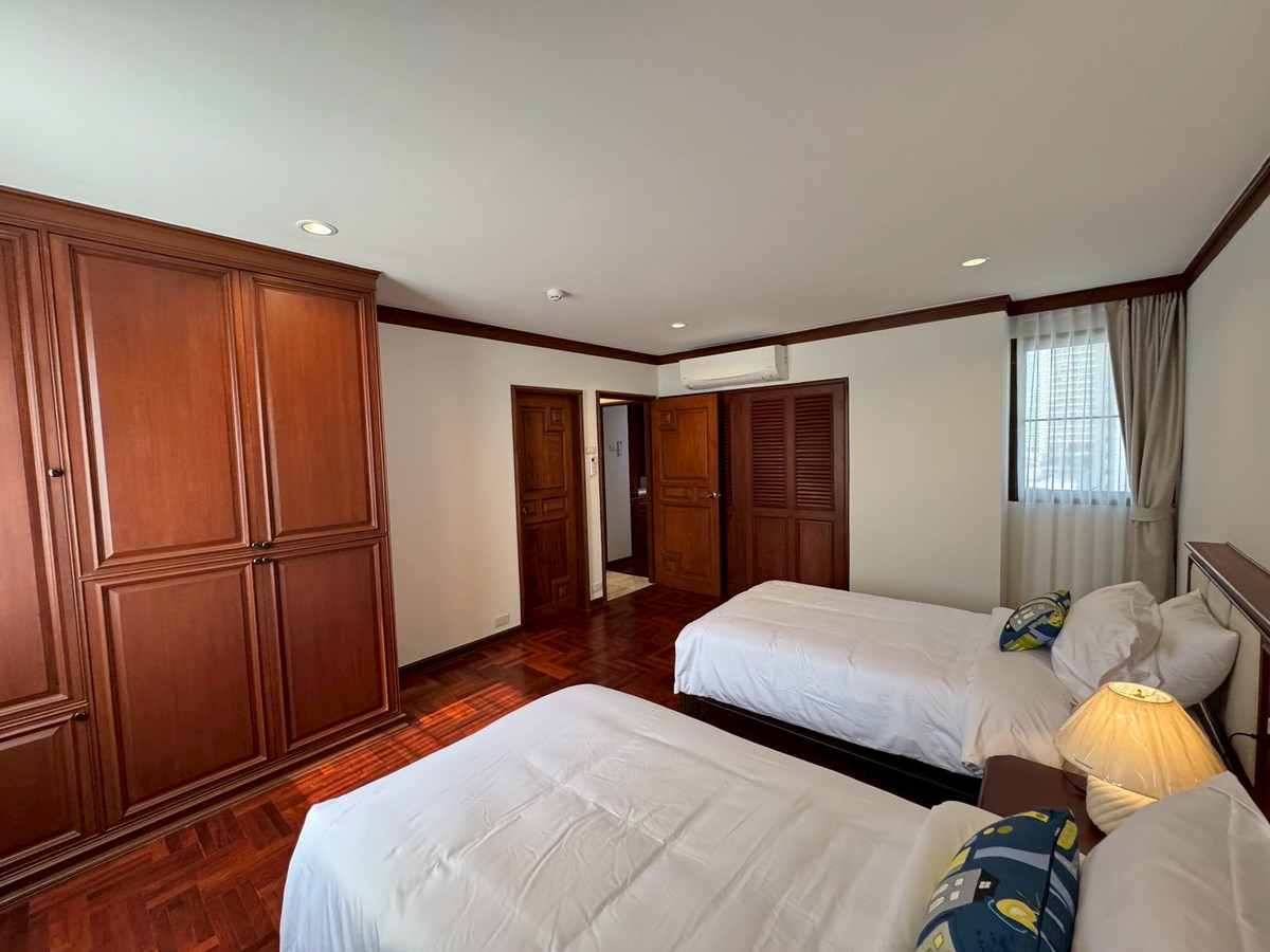 For RentSukhumvit, Asoke, Thonglor : 💥Newly renovated apartment, 4 bedrooms, balcony all around, Phrom Phong ** NO CO-AGENT **