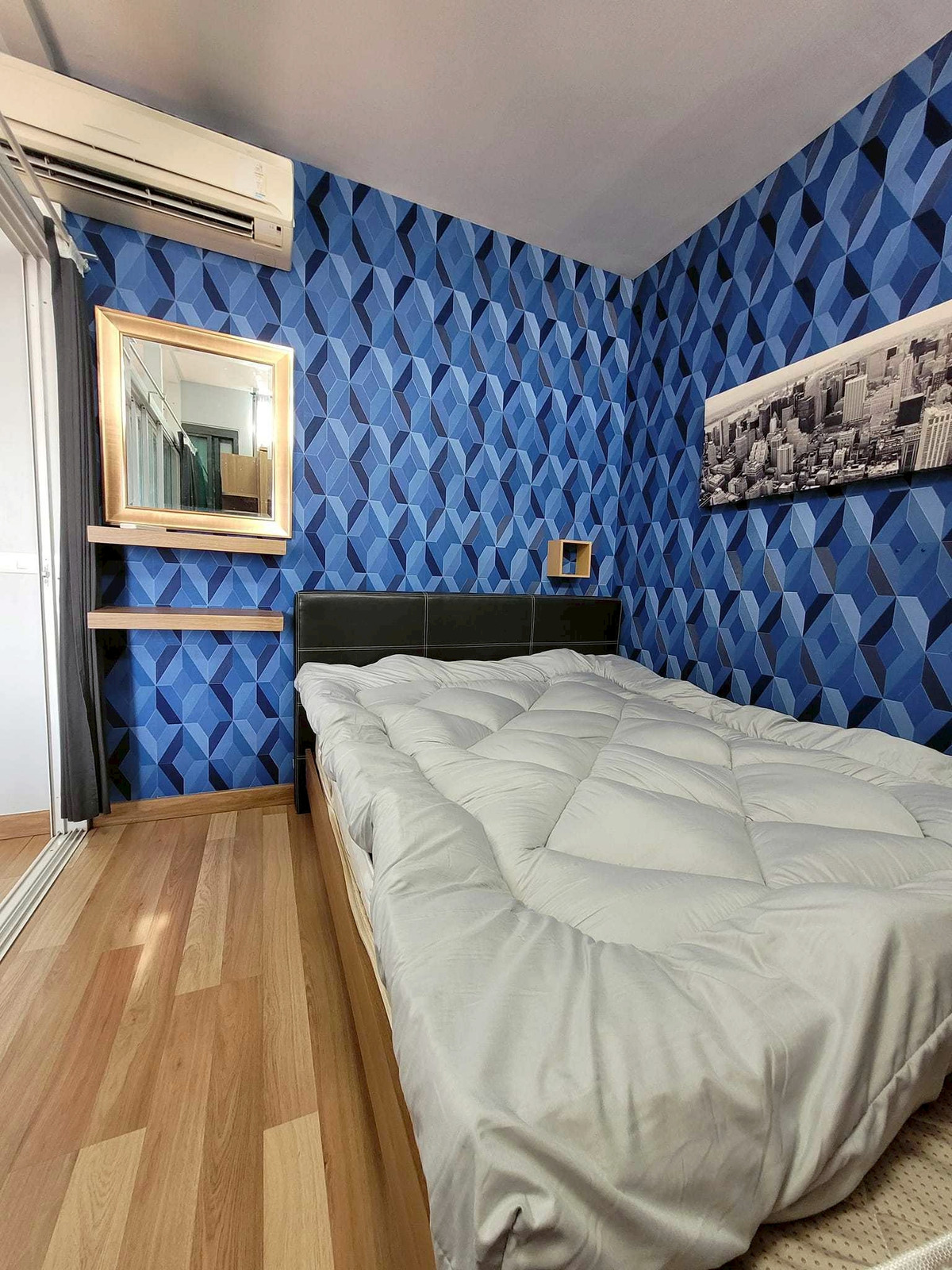 ให้เช่าคอนโดอ่อนนุช อุดมสุข : 💼 ทำงานสุขุมวิท ต้องห้องนี้เลย! คอนโดแต่งครบ 📺❄️ ดีไซน์ผนังลายโมเดิร์นสุดเก๋ 🎨 พื้นที่ลงตัว แยกโซนนั่งเล่นชัดเจน 🛋️