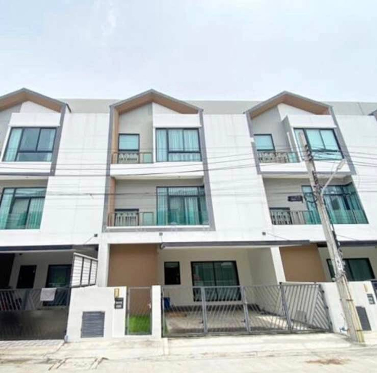 ให้เช่าพระราม 2 บางขุนเทียน : ให้เช่า ทาวน์โฮม3 ชั้น บรรยากาศบ้านเดี่ยว หมู่บ้านมิวส์ เทียนทะเล 15 เฟอร์นิเจอร์ครบ พร้อมเข้าอยู่ 