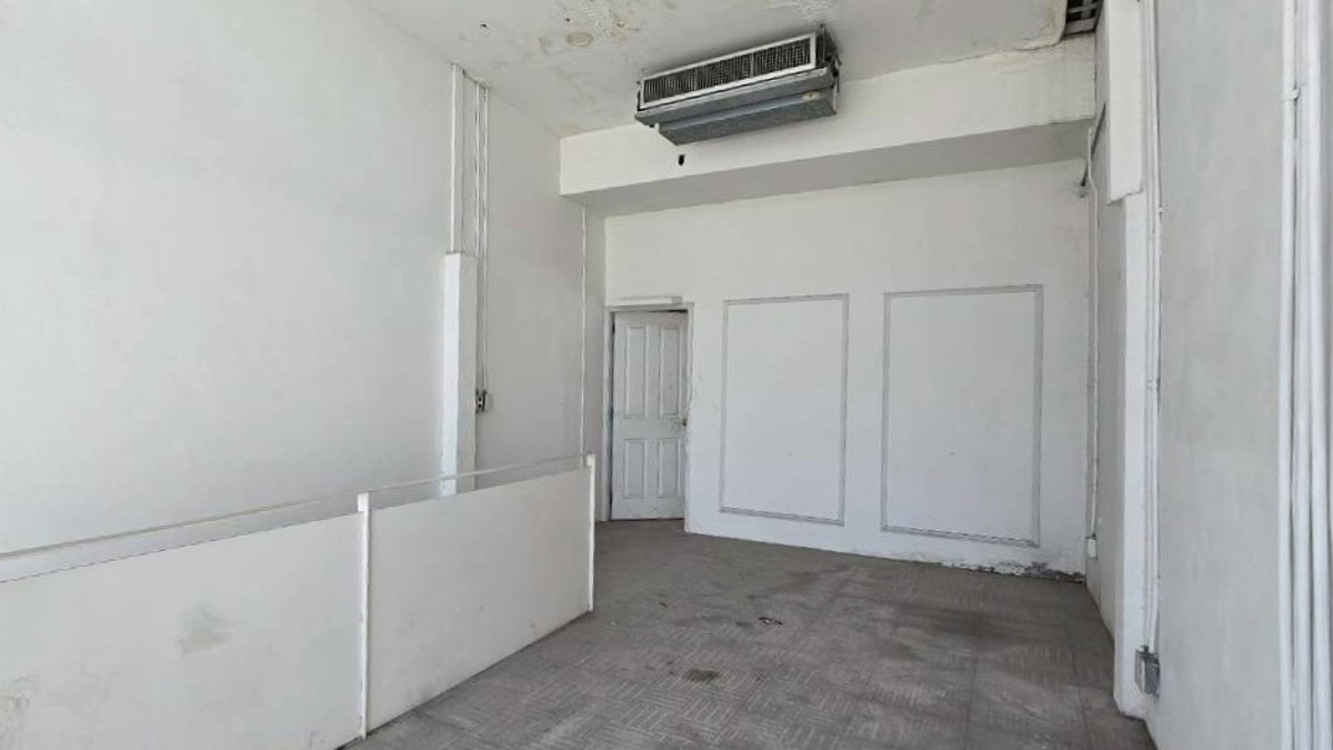 For RentShop HouseSukhumvit, Asoke, Thonglor : Commercial building in good condition, Thonglor ** NO CO-AGENT **