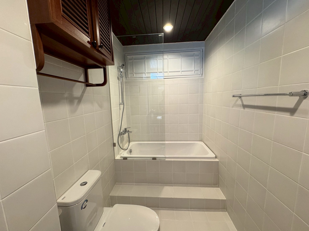 For RentSukhumvit, Asoke, Thonglor : 💥Newly renovated apartment, 4 bedrooms, balcony all around, Phrom Phong ** NO CO-AGENT **
