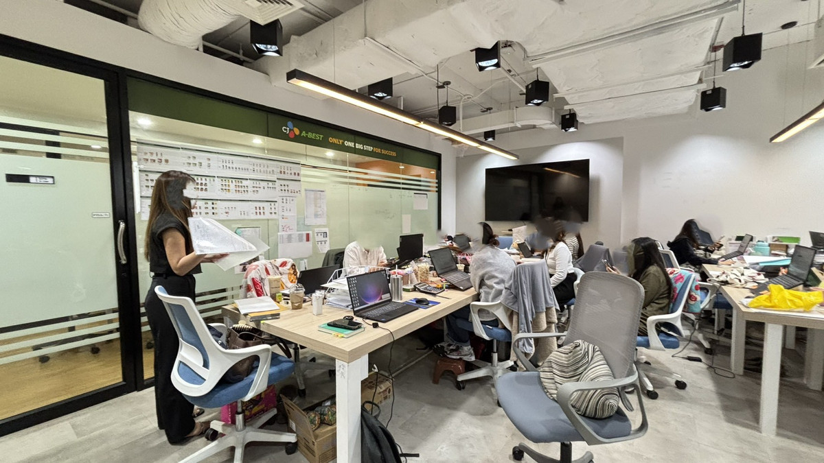 For RentOfficeWongwianyai, Charoennakor : Office for rent near ICON SIAM, next to BTS Charoen Nakhon, very convenient to travel ⛳️ FREE office procurement service, BTS/MRT style, every LOCATIONS starting from 1-50 people.