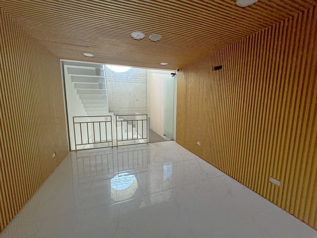 For RentShop HouseSukhumvit, Asoke, Thonglor : Commercial building in good condition, Thonglor ** NO CO-AGENT **