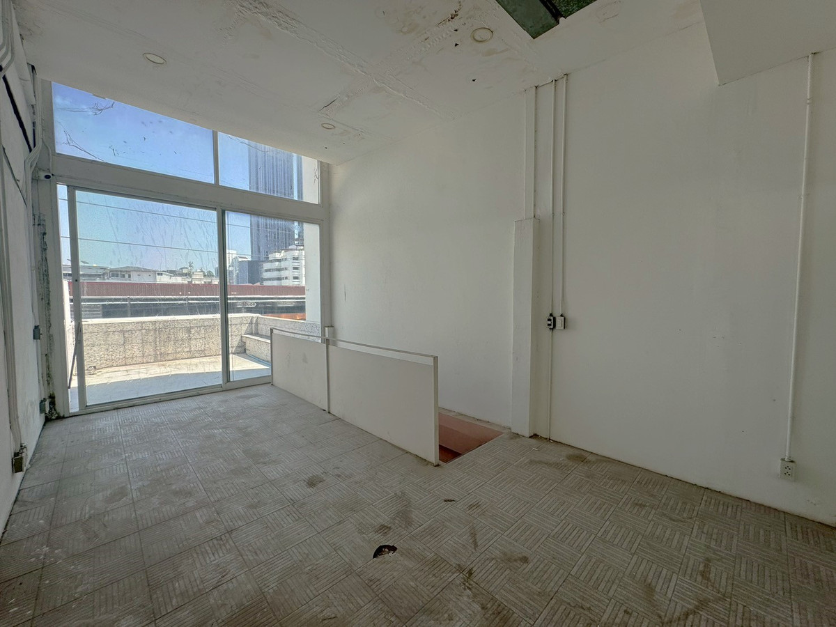 For RentShop HouseSukhumvit, Asoke, Thonglor : Commercial building in good condition, Thonglor ** NO CO-AGENT **