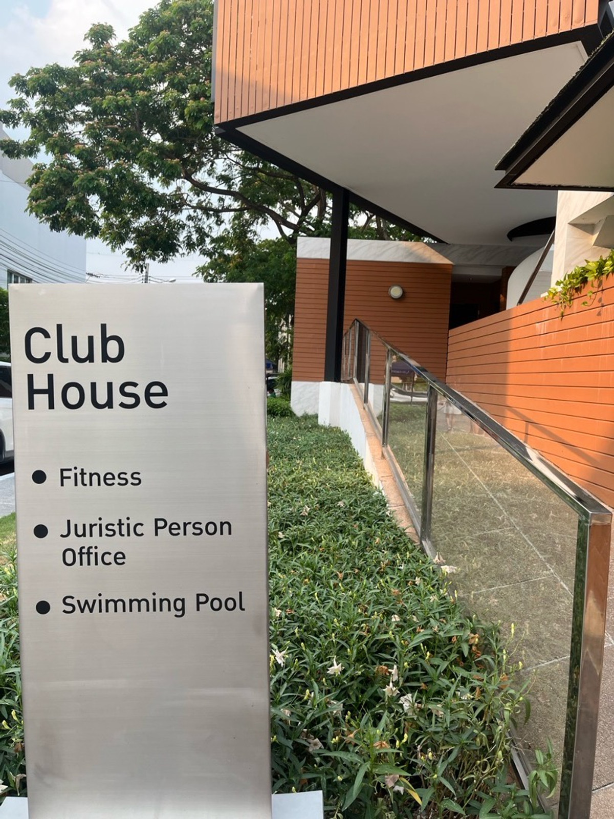 For RentTownhomeLadkrabang, Suwannaphum Airport : Townhome for rent, 3 bedrooms, 3 bathrooms, Chaloem Phrakiat Soi 14.