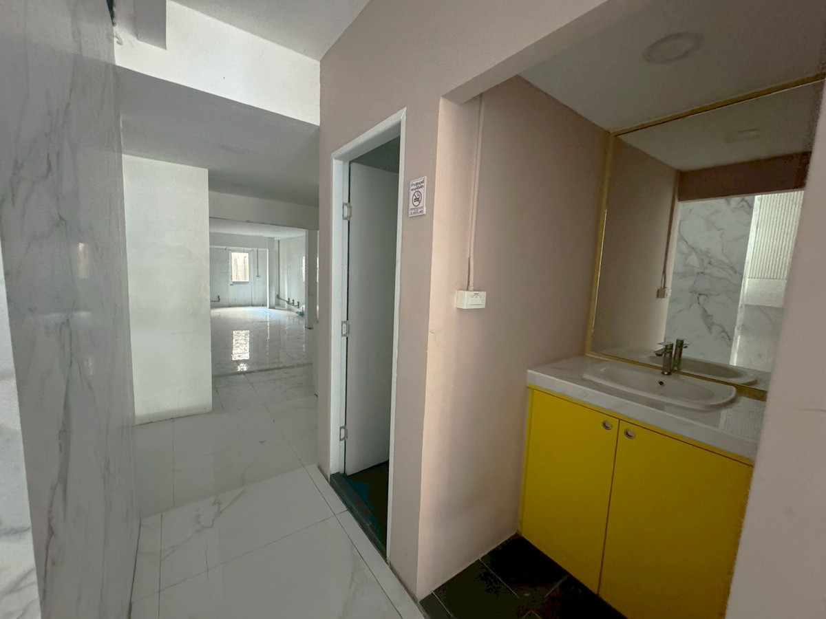 For RentShop HouseSukhumvit, Asoke, Thonglor : Commercial building in good condition, Thonglor ** NO CO-AGENT **