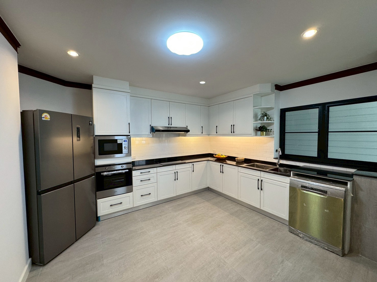 For RentSukhumvit, Asoke, Thonglor : 💥Newly renovated apartment, 4 bedrooms, balcony all around, Phrom Phong ** NO CO-AGENT **