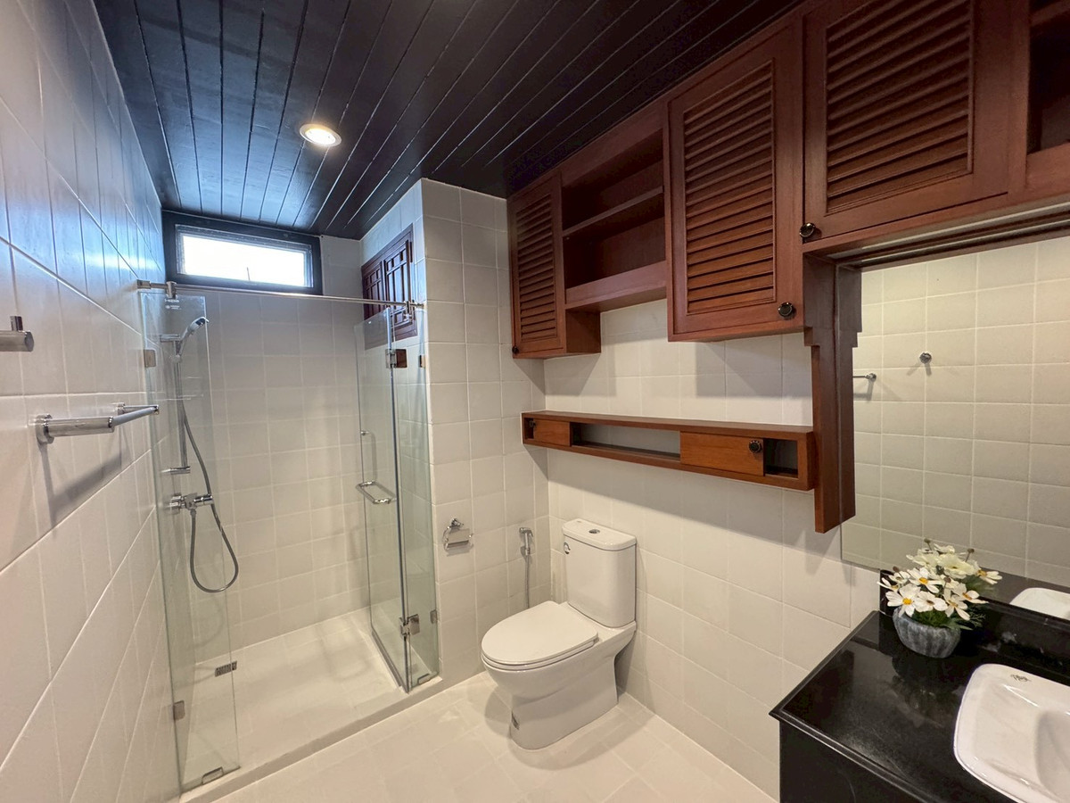 For RentSukhumvit, Asoke, Thonglor : 💥Newly renovated apartment, 4 bedrooms, balcony all around, Phrom Phong ** NO CO-AGENT **