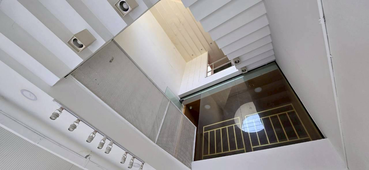 For RentShop HouseSukhumvit, Asoke, Thonglor : Commercial building in good condition, Thonglor ** NO CO-AGENT **