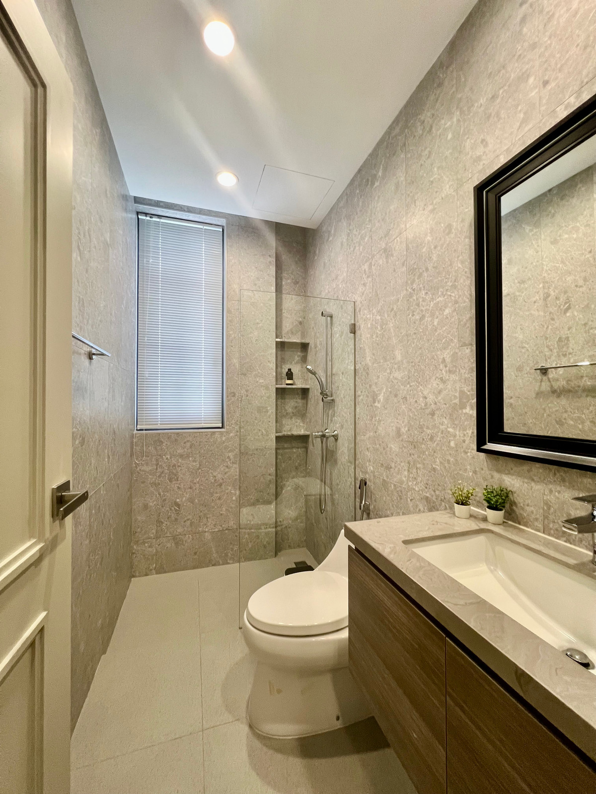 ขายนวมินทร์ รามอินทรา : ขายด่วน บ้านแฝดหรู 3 ชั้น Eton Residence เกษตร–นวมินทร์ – รามอินทรา | บ้านใหม่ไม่เคยเข้าอยู่ | ตกแต่งบิวอินกว่า 3 ล้านบาท