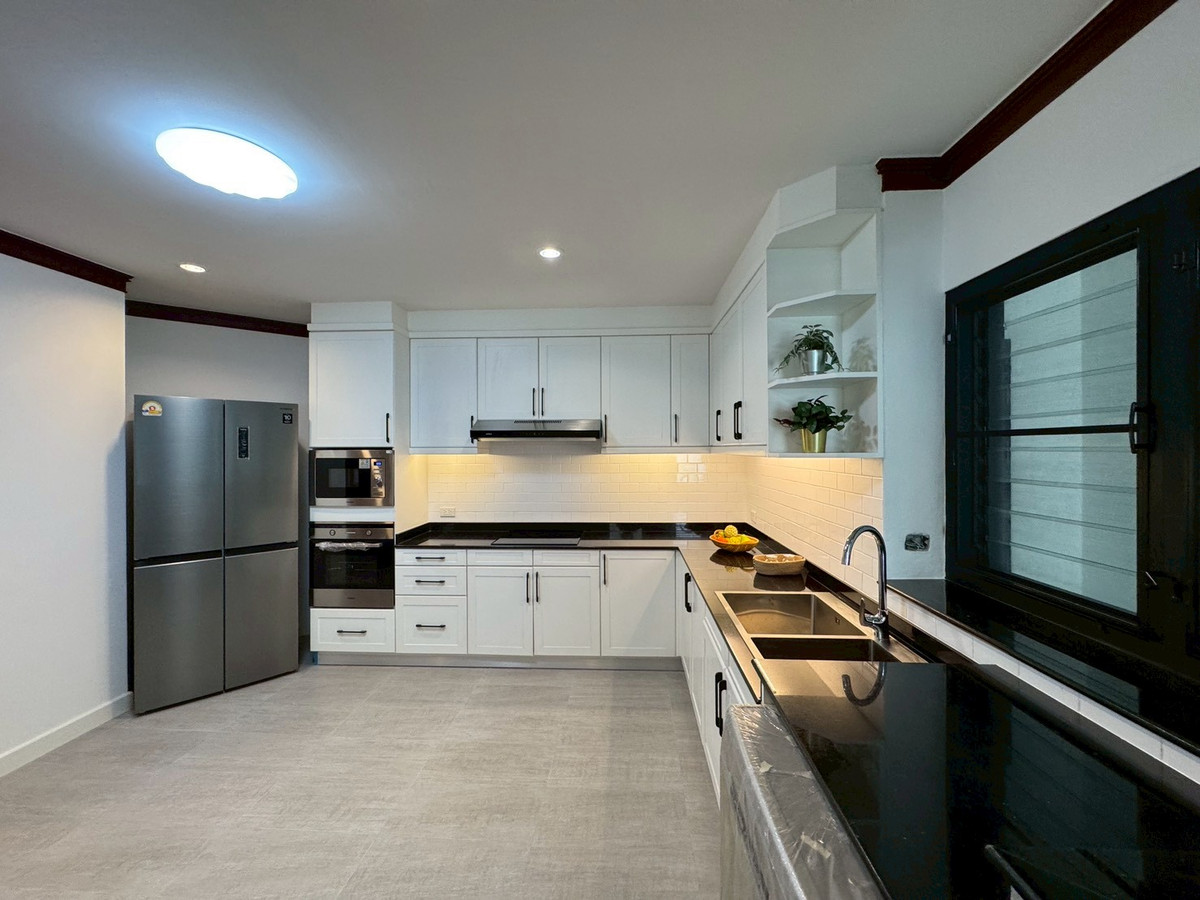 For RentSukhumvit, Asoke, Thonglor : 💥Newly renovated apartment, 4 bedrooms, balcony all around, Phrom Phong ** NO CO-AGENT **