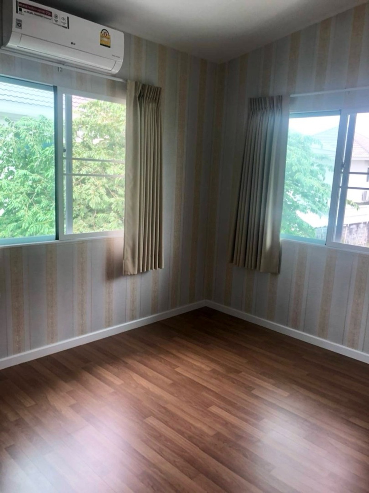 For RentHouseNonthaburi, Bang Yai, Bangbuathong : 3bedroom 3bathroom house opposite Makro Bang Bua Thong. Parking for 4 cars. Spacious living room and kitchen.