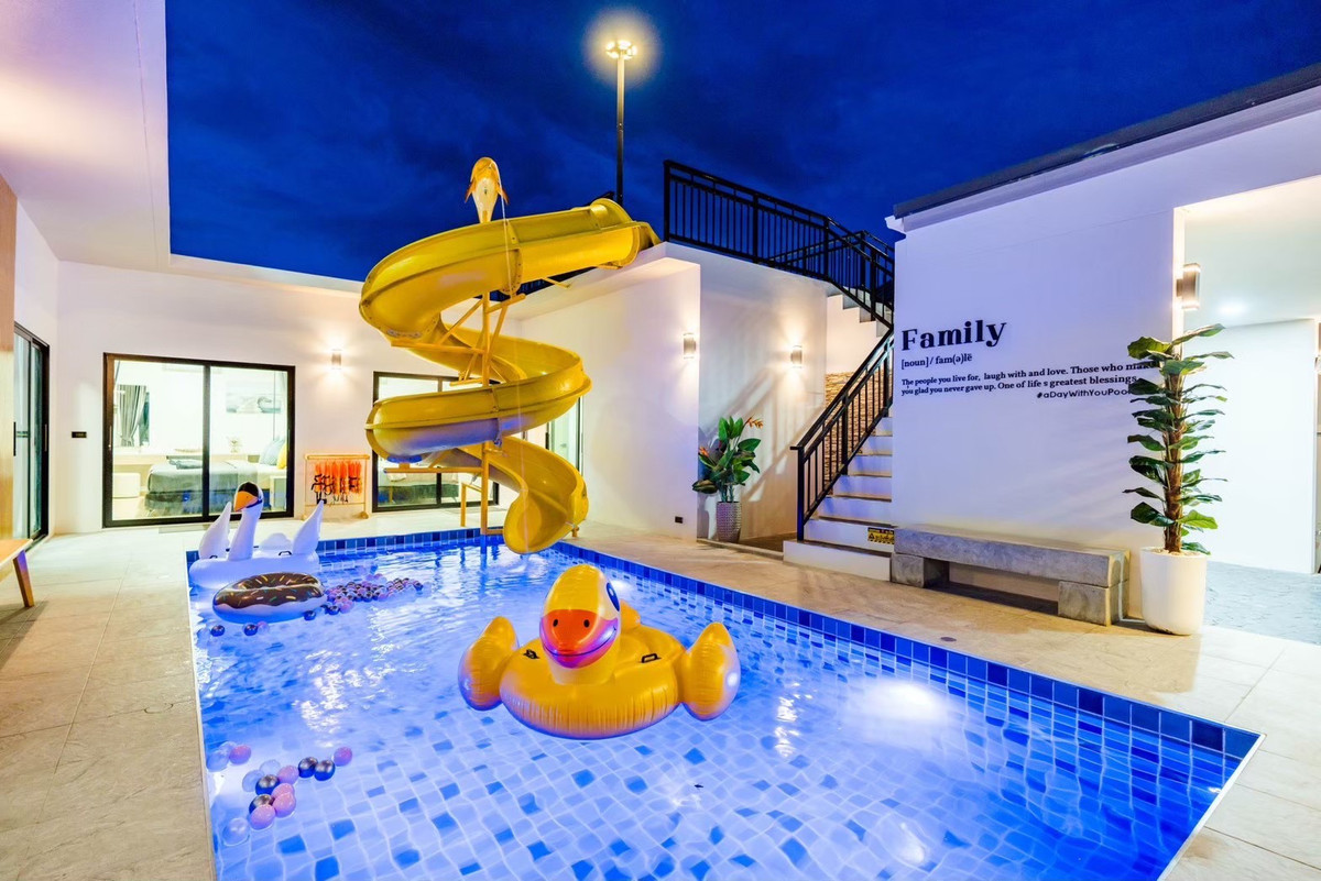 ขายชะอำ เพชรบุรี : วันหยุดของครอบครัวคุณ — ควรมี สไลเดอร์ 15 เมตร รออยู่ 🎢 และเมื่อคุณกลับบ้าน พูลวิลล่าหลังนี้ยังทำงานแทนคุณ — รับ 35,000 บาท/เดือน เป็น Passive Income 💰 Yield 5%