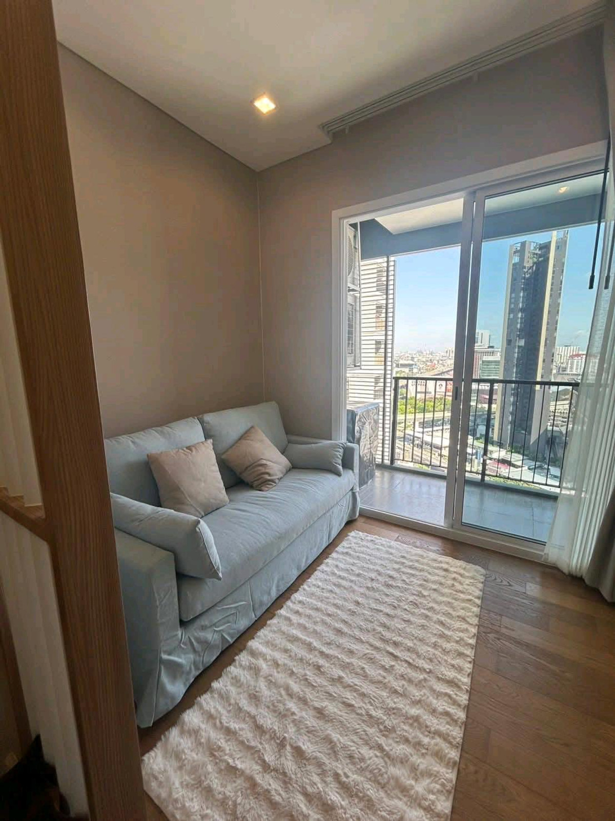 ให้เช่าคอนโดลาดพร้าว เซ็นทรัลลาดพร้าว : The Saint Residence
ชั้น 22 ขนาด 35 ตร.ม. ห้องมุม
1 ห้องนอน 1 ห้องน้ำ
1 ห้องนั่งเล่นพร้อมครัวบิวท์อิน
เตียง 6 ฟุต, มีเครื่องซัก-อบ
ใกล้ MRT พหลโยธิน