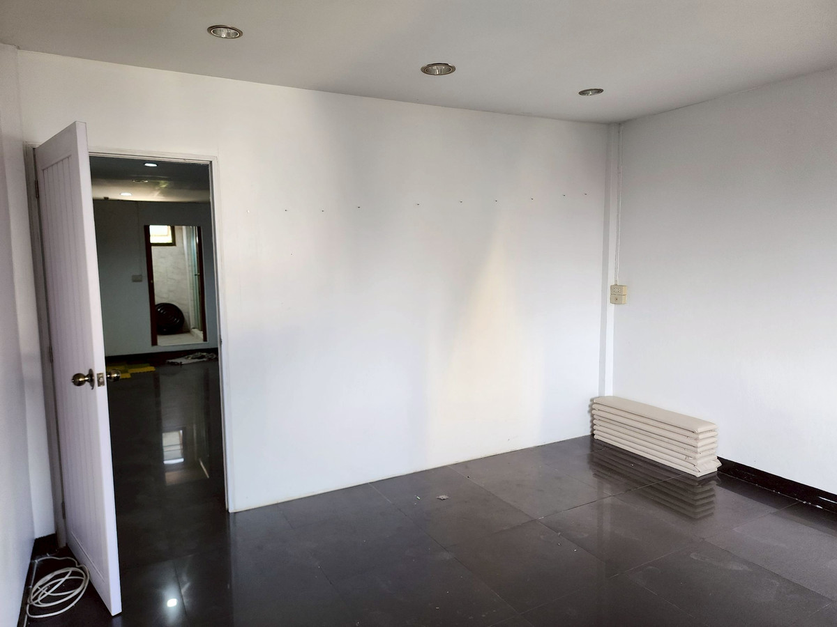 For RentShop HouseBang Sue, Wong Sawang, Tao Pun : Shophouse for rent on the roadside Opposite Wat Soi Thong Pracharat Sai 1 Road, Rama 7, Tel. 065-925-3163