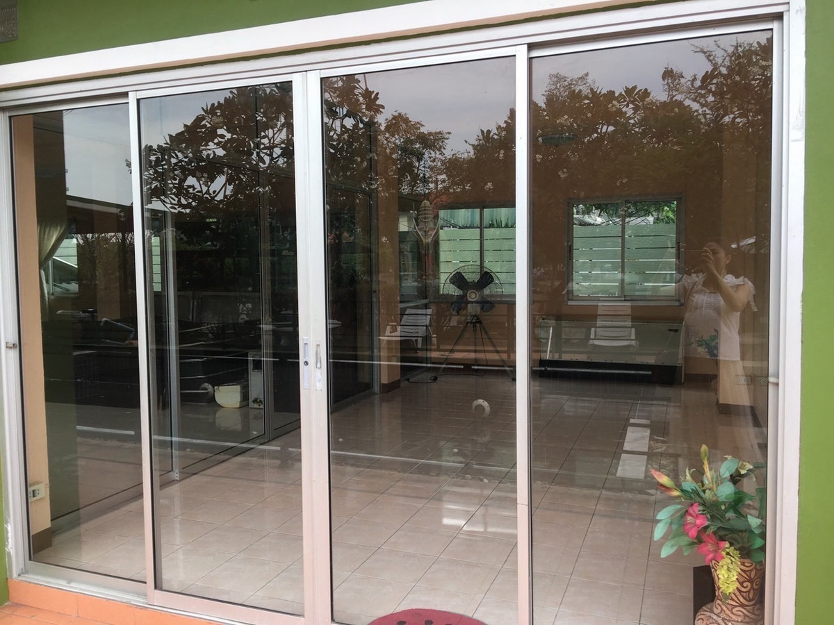 For SaleHotel&Apartment BusinessSamut Prakan,Samrong : Good location behind the corner invest and receive immediate income.