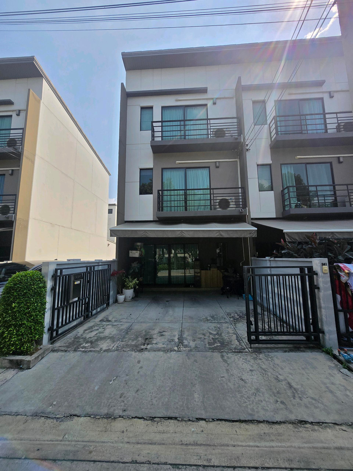 For SaleTownhomeNawamin, Ramindra : Corner 3-Storey Townhome for Sale at Baan Klang Muang Ramintra – Park View
A beautiful corner unit townhome located in the well-known Baan Klang Muang Ramintra project. 