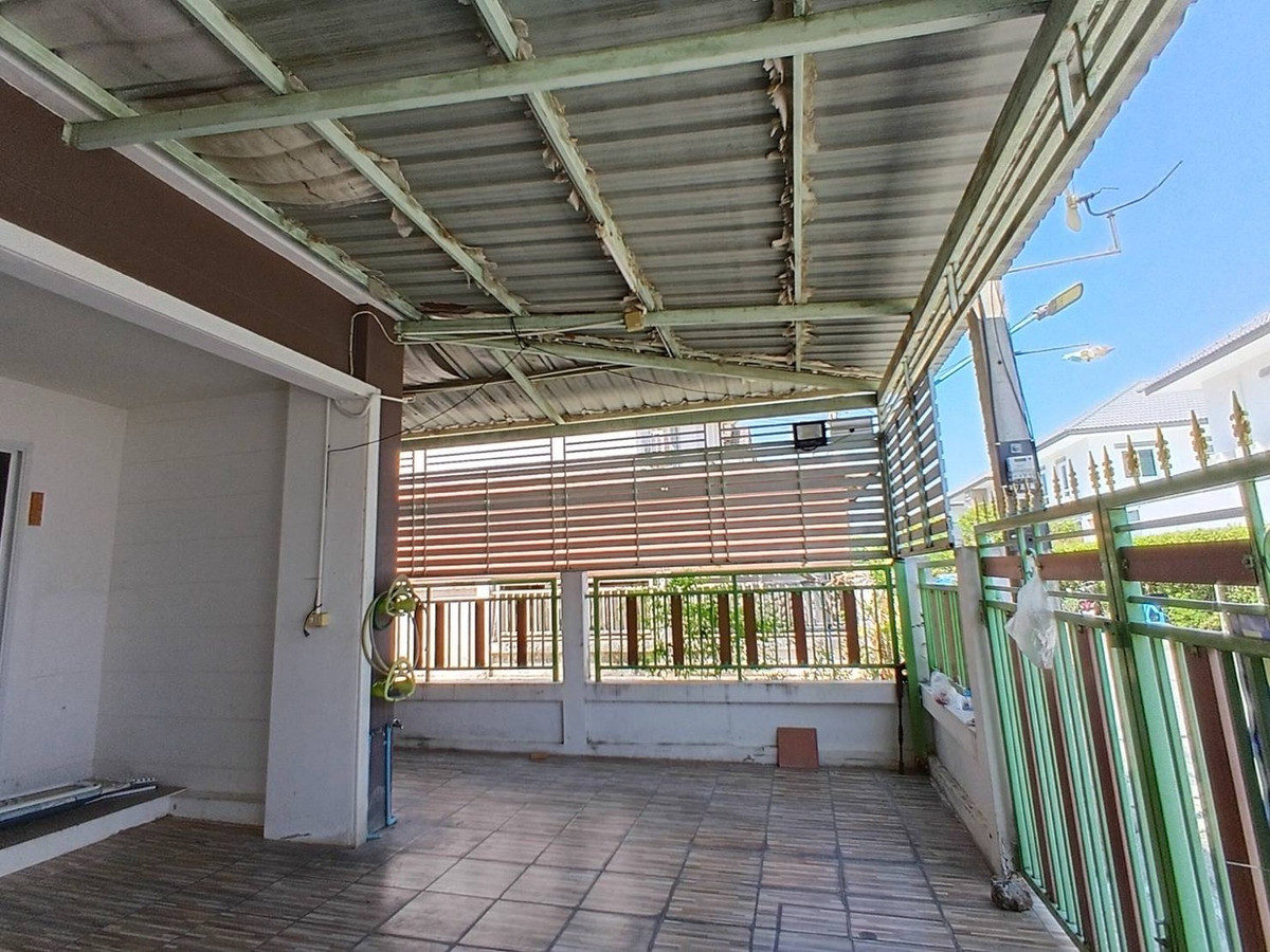 For SaleTownhomeNakhon Pathom : Corner townhome for sale, good location, wide area, north direction, Nakhon Pathom Province, price 2.09 million baht.