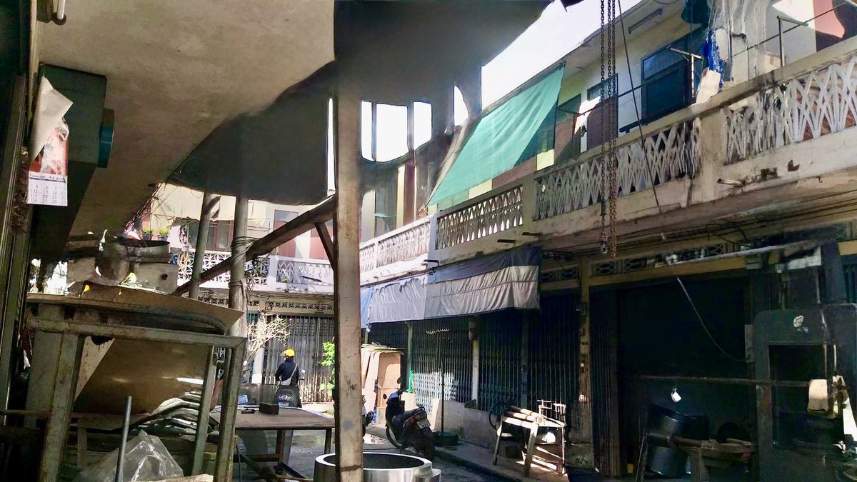 For SaleLandWongwianyai, Charoennakor : Prime Development Land with Existing Buildings for Sale in Thonburi – Wongwian Yai Area Near ICONSIAM & MRT, Ideal for Large-Scale Project Investment