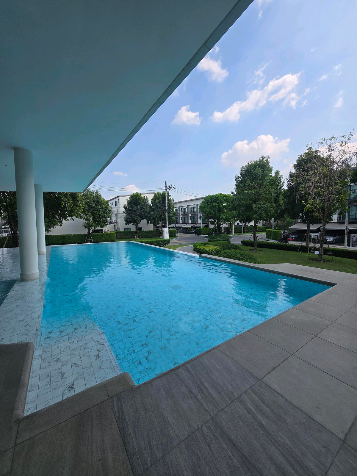 ขายทาวน์โฮมนวมินทร์ รามอินทรา : ขายทาวน์โฮม 3 ชั้น บ้านกลางเมือง รามอินทรา หลังมุม ติดสวนส่วนกลาง บรรยากาศดี

