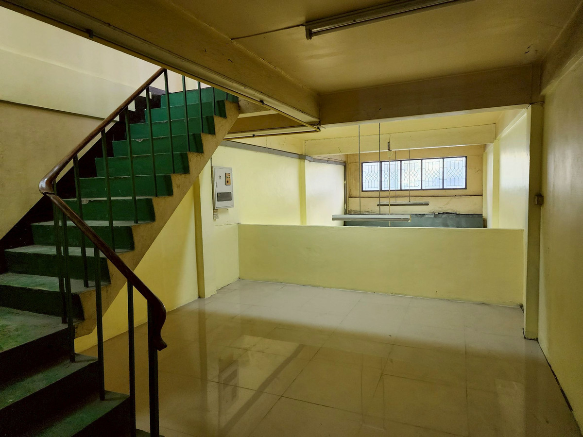 For RentShop HouseBang Sue, Wong Sawang, Tao Pun : Shophouse for rent on the roadside Opposite Wat Soi Thong Pracharat Sai 1 Road, Rama 7, Tel. 065-925-3163